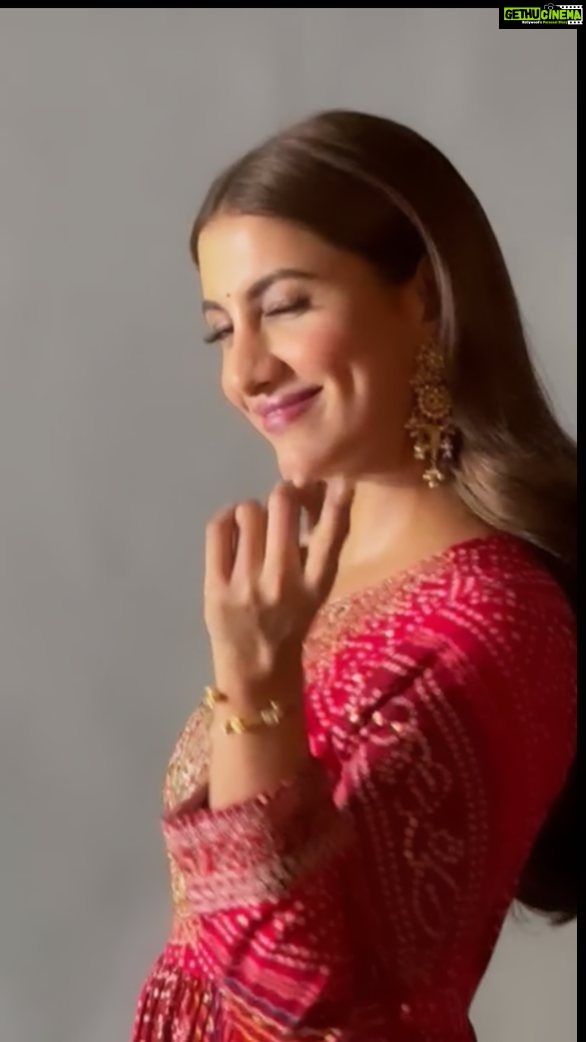 Rukmini Maitra Instagram - Gets me in the groove on set, every single time! Why is this song such a vibe?! Do you feel the same as well??😍🥰 #issavibe #bts #behindthescenes #lifeofanactor #shoot #shootscenes #vibe