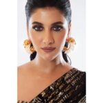 Rukmini Maitra Instagram - Not only She, but even her mould was Gold!⭐️☄️ Outfit @namratajoshipura Earring @outhousejewellery Styling @styleographbychikkygoenka Hair&Makeup @makeupartist_prasenjit Photography @pixelamalgam