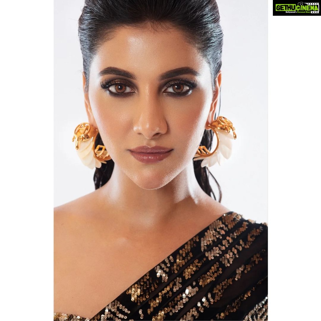 Rukmini Maitra Instagram - Not only She, but even her mould was Gold!⭐️☄️ Outfit @namratajoshipura Earring @outhousejewellery Styling @styleographbychikkygoenka Hair&Makeup @makeupartist_prasenjit Photography @pixelamalgam