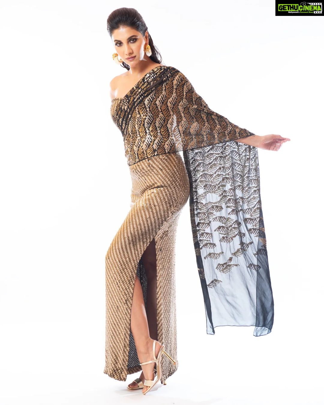Rukmini Maitra Instagram - Not only She, but even her mould was Gold!⭐️☄️ Outfit @namratajoshipura Earring @outhousejewellery Styling @styleographbychikkygoenka Hair&Makeup @makeupartist_prasenjit Photography @pixelamalgam