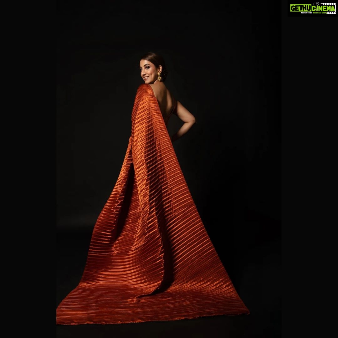 Rukmini Maitra Instagram - 🧡🧡🧡 See you tonight at 9:30pm only on @starjalsha #DanceDanceJuniorSeason3 #DDJSeason3 Outfit @rishiandvibhuti Stylist @styleographbychikkygoenka Hair @hairbymousami Makeup @makeupbybithikabenia Photography @pixelamalgam