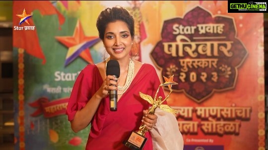 Rupali Bhosale Instagram - 'Star प्रवाह परिवार पुरस्कार २०२३' सर्वोत्कृष्ट ग्लॅमरस व्यक्तिरेखा (स्त्री): संजना #PravahParivaar2023 #परिवारपुरस्कार२०२३ #StarPravah