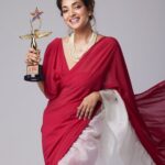 Rupali Bhosale Instagram - स्टार प्रवाह परिवार पुरस्कार २०२३ मध्ये सर्वोत्कृष्ट ग्लॅमरस चेहरा ( स्त्री) पुरस्कारावर अभिनेत्री रूपाली भोसलेने कोरलं नाव 🌟 💃🎉 . . . #peepingmoonmarathi #rupalibhosale #aaikuthekaykarte