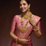 Rupali Bhosale Instagram - Gratitude! Gratitude! Gratitude! Happy and honoured to be the face of @rankajewellersofficial. Mangalsutra is not just a piece of jewellery. It is an amalgamation of traditions, relations and celebrations.. Ranka Jewellers presents Magic of Mangalsutra, an exclusive collection of gold and diamond mangalsutra. Shop from the stores across Pune, PCMC and Thane today! Makeup @saurabh_kapade Styled by @paragjaysingpure Clicked by @amitdesaiphotography Managed by @creativesparkcelebrity @its_ashwini_shendge Brand @rankajewellersofficial . . . . . . . #RankaJewellers #RankaJewellers #Pune #IndianWedding #Bangles #Bracelets #BridalBangles #WeddingJewellery #Jewellery #BridalJewellery #Wedding #IndianBride #Bride #Fashion #JewelleryDesign #DesignerJewellery #FashionJewellery #LifeIsBeautiful #Saree #Traditional #GratitudeAttitude #TeamWork #RankaJewellers #Ad #ThursdayVibes #RupaliBhosle #RockingRupali #RupaliWinningHearts #KeepLoving