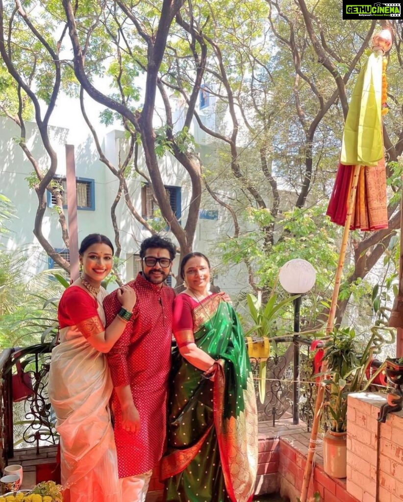 Rupali Bhosale Instagram - #GudiPadwa2023: Marathi celebrities share glimpses of their #GudiPadwa celebration! @rupalibhosle #amrutakhanvilkar @amrutakhanvilkar @ridhimapandit @priyamarathe @gaurikulkarni23 @nehhapendse @suyashtlk @oakprasad @manjiri_oak