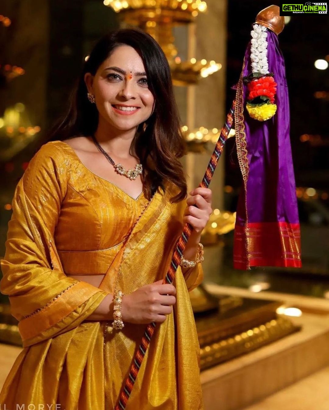 Rupali Bhosale Instagram - #GudiPadwa2023: Marathi celebrities share glimpses of their #GudiPadwa celebration! @rupalibhosle #amrutakhanvilkar @amrutakhanvilkar @ridhimapandit @priyamarathe @gaurikulkarni23 @nehhapendse @suyashtlk @oakprasad @manjiri_oak