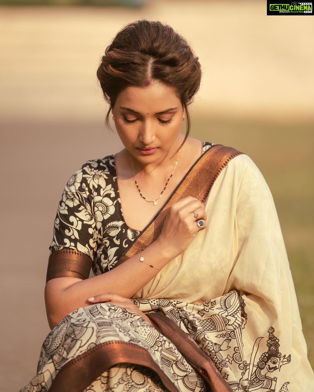 Rupali Bhosale Instagram - Maza mangalsutra khoop lokana avdhata anekani tyasathi mala messages sudha kele so khaas tumha saglyan sathi mangalsutra che details post kartey get these beautiful 18k Gold Plated Mangalsutras for yourself🌟 You can also use my code “RUPALI15” and get 15% off Saree by @tantuparv Makeup by @mhatresameer60 Hair & Video by @ruksar__99 Clicked by @ashayrtulalwar Assistant @raju_chiluka31 Mangalsutra, Mangalsutra Bracelet, Earrings by @palmonas_official . . . . . . . #GoldenHour #Collaboration #RupaliXPalmonas #SareeLove #LifeIsBeautiful #Saree #Traditional #GratitudeAttitude #TeamWork #TuesdayVibes #PhotoShoot #InstaPic #Fashion #Ootd to #OotdFashion #RupaliBhosle #RockingRupali #RupaliWinningHearts #KeepLoving #AaiKutheKayKarte #Sanjana🧿