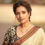 Rupali Bhosale Instagram - Maza mangalsutra khoop lokana avdhata anekani tyasathi mala messages sudha kele so khaas tumha saglyan sathi mangalsutra che details post kartey get these beautiful 18k Gold Plated Mangalsutras for yourself🌟 You can also use my code “RUPALI15” and get 15% off Saree by @tantuparv Makeup by @mhatresameer60 Hair & Video by @ruksar__99 Clicked by @ashayrtulalwar Assistant @raju_chiluka31 Mangalsutra, Mangalsutra Bracelet, Earrings by @palmonas_official . . . . . . . #GoldenHour #Collaboration #RupaliXPalmonas #SareeLove #LifeIsBeautiful #Saree #Traditional #GratitudeAttitude #TeamWork #TuesdayVibes #PhotoShoot #InstaPic #Fashion #Ootd to #OotdFashion #RupaliBhosle #RockingRupali #RupaliWinningHearts #KeepLoving #AaiKutheKayKarte #Sanjana🧿
