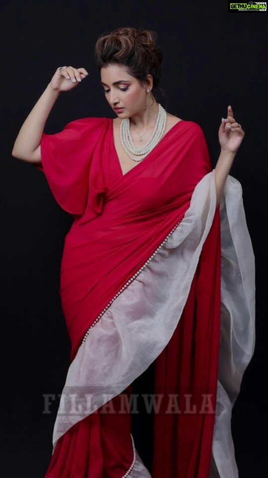 Rupali Bhosale Instagram - ये चांद सा रोशन चेहरा 🤩🤩 . . . #rupalibhosale #marathiactress #star #celebrity #glamourous #chandsaroshanchehra #lookingbeautiful #sareelove #redwhight #fillamwala