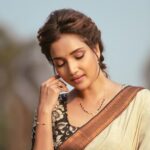 Rupali Bhosale Instagram - Maza mangalsutra khoop lokana avdhata anekani tyasathi mala messages sudha kele so khaas tumha saglyan sathi mangalsutra che details post kartey get these beautiful 18k Gold Plated Mangalsutras for yourself🌟 You can also use my code “RUPALI15” and get 15% off Saree by @tantuparv Makeup by @mhatresameer60 Hair & Video by @ruksar__99 Clicked by @ashayrtulalwar Assistant @raju_chiluka31 Mangalsutra, Mangalsutra Bracelet, Earrings by @palmonas_official . . . . . . . #GoldenHour #Collaboration #RupaliXPalmonas #SareeLove #LifeIsBeautiful #Saree #Traditional #GratitudeAttitude #TeamWork #TuesdayVibes #PhotoShoot #InstaPic #Fashion #Ootd to #OotdFashion #RupaliBhosle #RockingRupali #RupaliWinningHearts #KeepLoving #AaiKutheKayKarte #Sanjana🧿