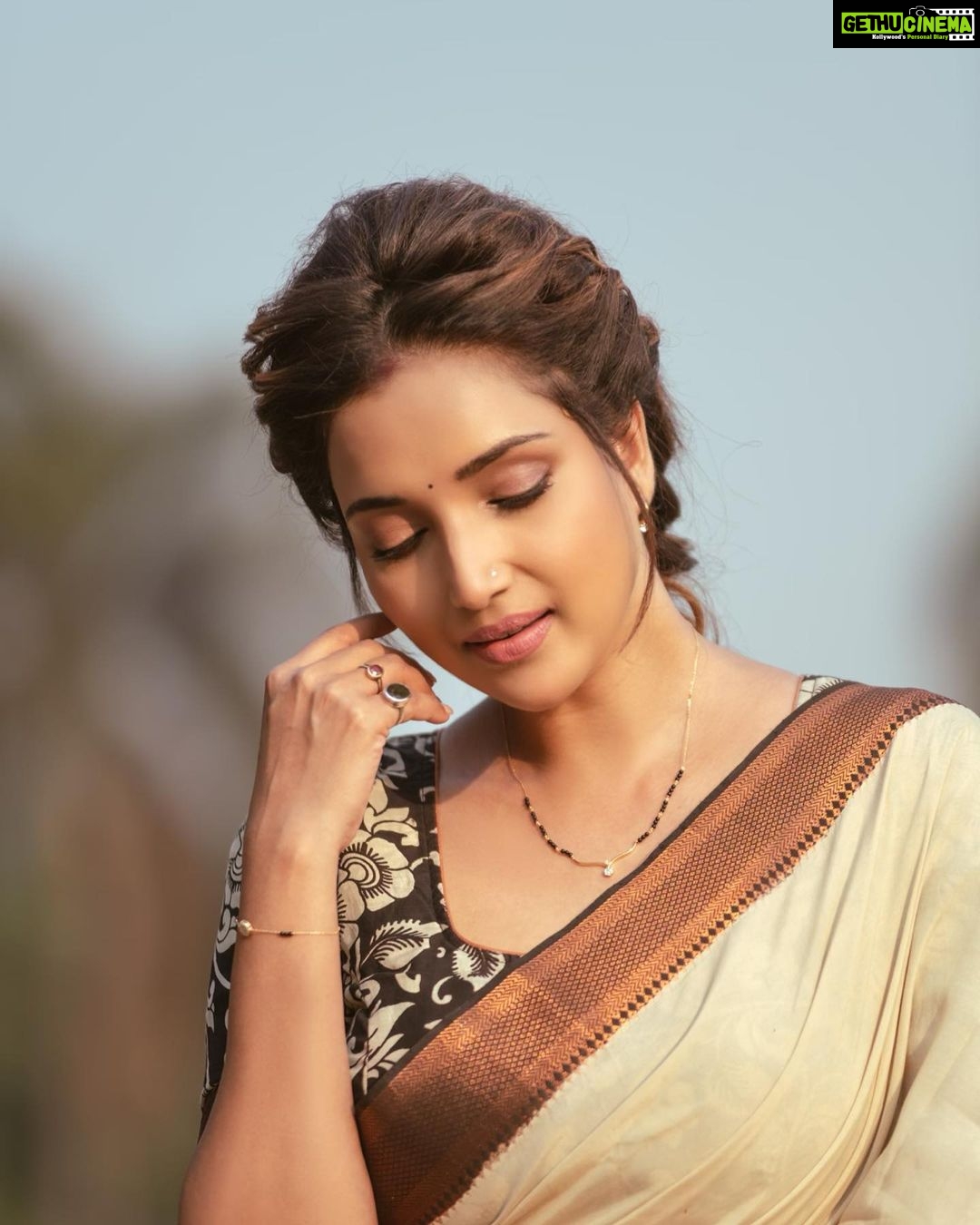 Rupali Bhosale Instagram - Maza mangalsutra khoop lokana avdhata anekani tyasathi mala messages sudha kele so khaas tumha saglyan sathi mangalsutra che details post kartey get these beautiful 18k Gold Plated Mangalsutras for yourself🌟 You can also use my code “RUPALI15” and get 15% off Saree by @tantuparv Makeup by @mhatresameer60 Hair & Video by @ruksar__99 Clicked by @ashayrtulalwar Assistant @raju_chiluka31 Mangalsutra, Mangalsutra Bracelet, Earrings by @palmonas_official . . . . . . . #GoldenHour #Collaboration #RupaliXPalmonas #SareeLove #LifeIsBeautiful #Saree #Traditional #GratitudeAttitude #TeamWork #TuesdayVibes #PhotoShoot #InstaPic #Fashion #Ootd to #OotdFashion #RupaliBhosle #RockingRupali #RupaliWinningHearts #KeepLoving #AaiKutheKayKarte #Sanjana🧿