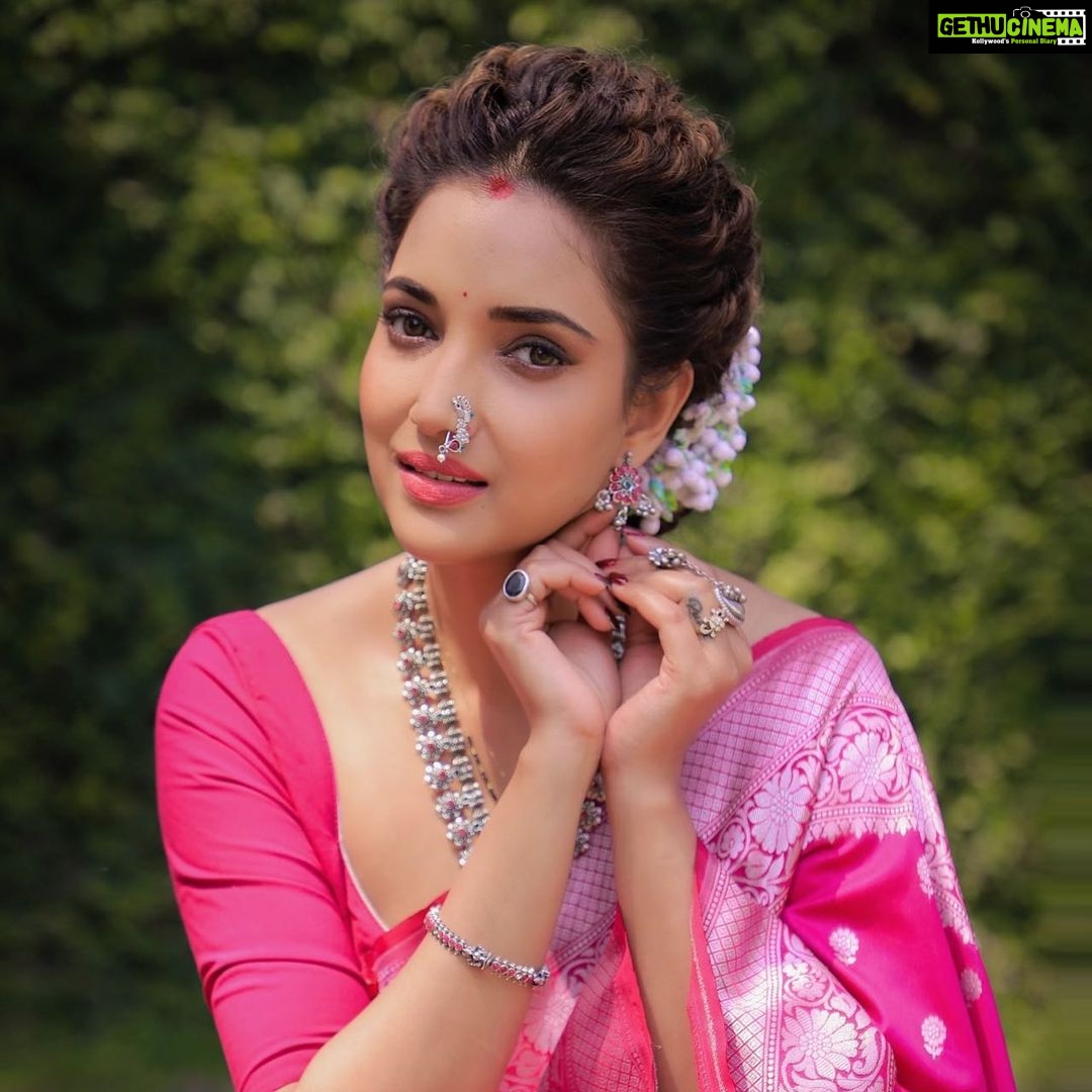 Rupali Bhosale Instagram - πππ Hair by @ruksar__99 Clicked by @miss_canon_21 Makeup by ππ»ββοΈ . . . . . #LifeIsBeautiful #FeelLife #Rumi #PhotoShoot #Saree #Sareelove #WednesdayVibes #WednesdayMood #Rupalibhosle #InstaPic #RockingRupali #RupaliWinningHearts #KeepLoving #AaiKutheKayKarte #Sanjana π§Ώ