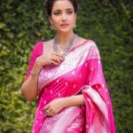 Rupali Bhosale Instagram - DON'T DOWNGRADE YOUR DREAM JUST TO FIT YOUR REALITY UPGRADE YOU CONVICTION TO MATCH YOUR DESTINY ~ STUART SCOTT ~ Hair by @ruksar__99 Clicked by @miss_canon_21 Makeup by 🙋🏻‍♀️ . . . . . #LifeIsBeautiful #FeelLife #Rumi #PhotoShoot #Saree #Sareelove #WednesdayVibes #WednesdayMood #Rupalibhosle #InstaPic #RockingRupali #RupaliWinningHearts #KeepLoving #AaiKutheKayKarte #Sanjana