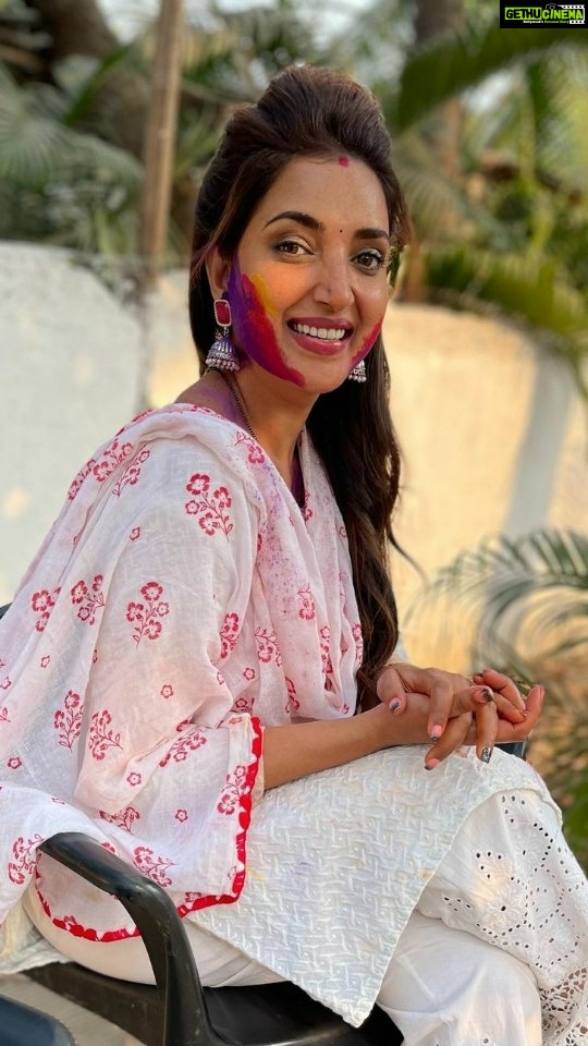 Rupali Bhosale Instagram - 'स्टार प्रवाह' वरील 'आई कुठे काय करते' मालिकेतील कलाकारांनी साजरी केली होळी... पाहा त्यातलेच काही खास क्षण.... @rupalibhosle @milindgawali @gaurikulkarni23 @star_pravah #aaikuthekaykarte #rupalibhosle #milindgawali #gaurikulkarni #StarPravah #pravahparivaar #holi #rangpanchami #festival #fetivalofcolours #rang #marathiserial #entertainment #KalakrutiMedia #bhfyp