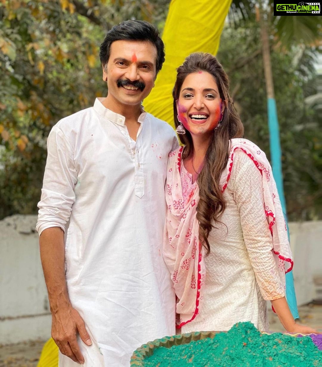Rupali Bhosale Instagram - Check out the colourful pictures of some of our favourite Marathi celebs who ushered in Holi festivities . . . . #rupalibhosle #RishiSaxena #ShivThakre #mitalimayekar #siddharthchandekar
