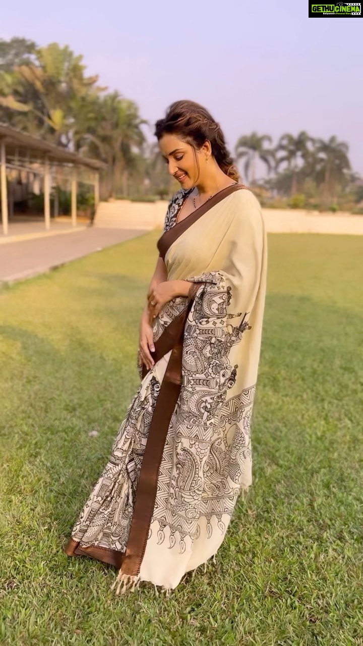 Rupali Bhosale Instagram - Kalam Ki Kalakari - A collection of Pen Kalamkari sarees in hues of off white & black colour. The Srikalahasti style of Kalamkari, where the “kalam” or pen is used for freehand drawing of the subject and filling in the colors, is entirely hand worked. Chenoori Silk saree is accentuated with Kalamkari hand Painted, peacocks, paisley-floral, and pallu is enhanced with peacocks. 100% handmade with love in Indian villages. Makeup by @mhatresameer60 Hair & video by @ruksar__99 Assistant @raju_chiluka31 . . . . . . . #GoldenHour #Collaboration #RupaliXTantuparv #SareeLove #LifeIsBeautiful #Saree #Traditional #GratitudeAttitude #TeamWork #MondayVibes #VideoShoot #InstaReels #FeelItReelIt #Fashion #Ootd to #OotdFashion #RupaliBhosle #RockingRupali #RupaliWinningHearts #KeepLoving #AaiKutheKayKarte #Sanjana 🧿
