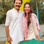 Rupali Bhosale Instagram - रंग प्रेमाचा, रंग स्नेहाचा, रंग नात्यांचा, रंग बंधाचा, रंग हर्षाचा, रंग उल्हासाचा, रंग नव्या उत्सवाचा साजरा करू होळी संगे… रंग नाविन्याचा, रंग चैतन्याचा,रंग यशाचा, रंग समृद्धीचा होळीच्या रंगात रंगून जावो तुमचे जीवन आनंदून वसंताच्या आगमनासाठी वृक्ष नटले आहेत जुनी पाने गळून नवी पालवी मिरवीत आहेत रंग-बेरंगी रंगाची उधळण करीत आहेत जुने नको ते होळीत टाकून तुम्ही ही, रंगा-रंगार - रंगुन जा रंगपंचमीच्या हार्दिक शुभेच्छा! . . . . . #FestiveVibes #HappyHoli #AnirudhaSanjana #FeelLife #LifeIsBeautiful #Colorful #GratitudeAttitude #TuesdayVibes #RupaliBhosle #MilindGawali #RockingRupali #RupaliWinningHearts #KeepLoving #AaiKutheKayKarte 🧿