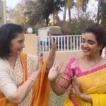 Rupali Bhosale Instagram - Dance like no one is watching.. 🤔 but when we were we had a huge audience watching Us.. steps are not in sync Ahhh that’s ok 😎 we all are in sync and that’s important.. ILA tai was so excited she wanted to do this reel and than I had to complete her wish and than all joined in Thank you guys @sumant_thakre @raseekraj @punamchandorkar @medhajambotkar @swarangi.marathe_official Video by @abhisheksdeshmukh . . . . . . #LifeIsBeautiful #Rumi #FeelLife #PositiveVibes #FeelItReelIt #Video #TrendingReels #Friday #FridayMood #InstaReel #FridayVibes #RupaliBhosle #RockingRupali #RupaliWinningHearts #KeepLoving #Sanjana #StarPravah #AaiKutheKayKarte 🧿