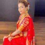 Rupali Bhosale Instagram - Pahayla visaru naka Aaplya Mansancha Aapla Sohala Star Pravah Parivaar Puraskar 2023 19th March la Sandhyakali 7pm la Aaplya @star_pravah var ❤️ Makeup @mhatresameer60 Hair @ruksar__99 Video @raju_chiluka31 . . . . . #LifeIsBeautiful #FeelLife #StarPravahParivaarPuraskar2023 #VideoShoot #TuesdayVibes #TuesdayMood #Rupalibhosle #InstaVideo #TrendingReels #RockingRupali #RupaliWinningHearts #KeepLoving #AaiKutheKayKarte #Sanjana🧿