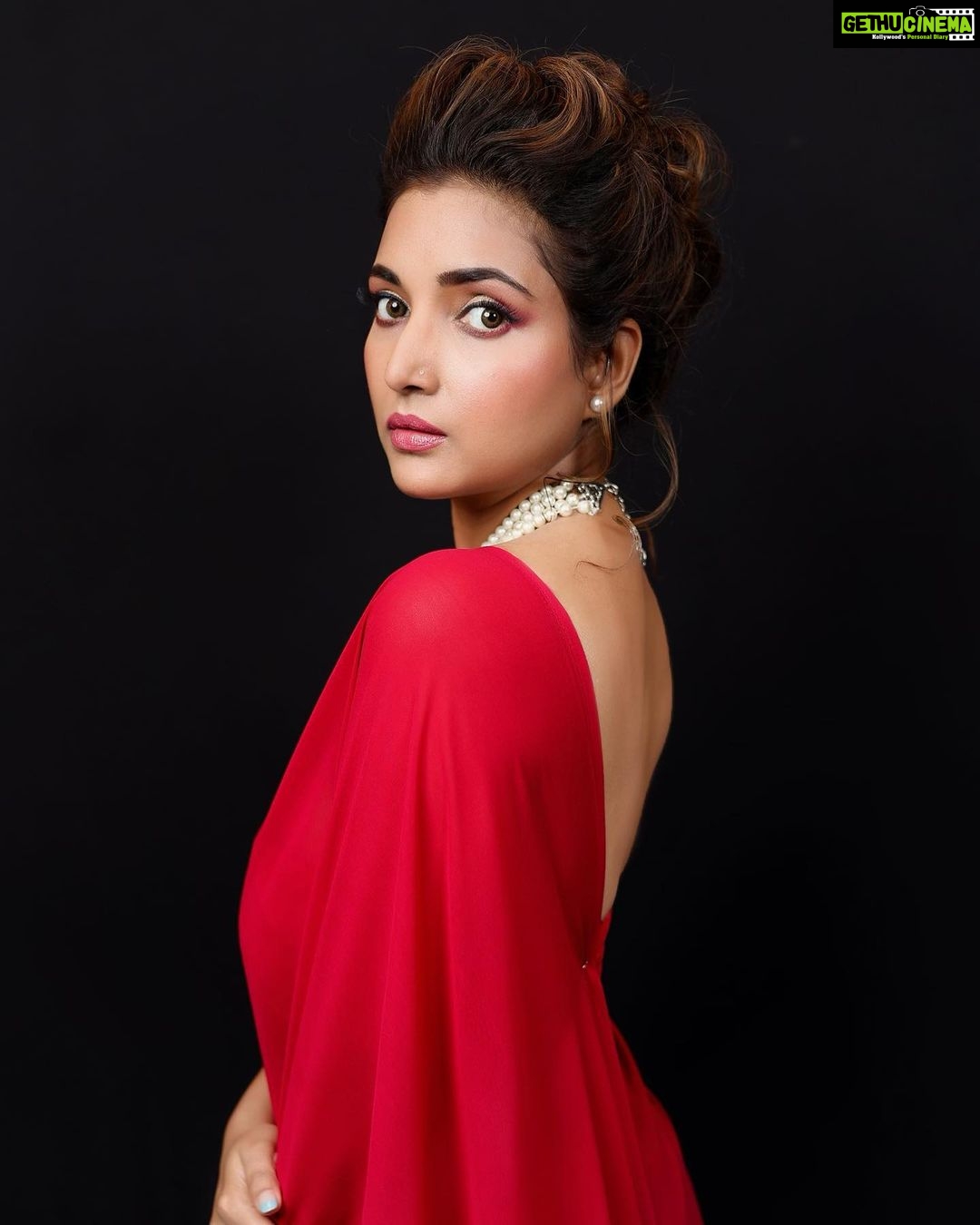 Rupali Bhosale Instagram - My heart is so small it's almost invisible. How can You place such big sorrows in it? "Look," He answered, "your eyes are even smaller, yet they behold the world. ~ RuMi ~ Makeup by @mhatresameer60 Hair by @ruksar__99 Outfit by @the_rightknot Styling by @_pranitapari Jewellery by @maniyukta @pvcollection_6100 Clicked by @mandarbhadrike_photography Special Thanks to #Shrinivas ❤️ . . . . . #LifeIsBeautiful #FeelLife #Rumi #StarPravahParivaarPuraskar2023 #PhotoShoot #MondayVibes #MondayMood #Rupalibhosle #InstaPic #RockingRupali #RupaliWinningHearts #KeepLoving #AaiKutheKayKarte #Sanjana 🧿