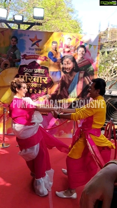 Rupali Bhosale Instagram - स्टार प्रवाह परिवार पुरस्कार २०२३ ला संजना आणि अनिरुद्ध यांची फुगडी 😍🌟 @rupalibhosle @milindgawali #starpravahparivar2023 #starpravahpuraskar2023 #purplemarathi #purplemarathiexclusive #rupalibhosle #milindgawali #reel #sanjana #anirudh Mumbai, Maharashtra