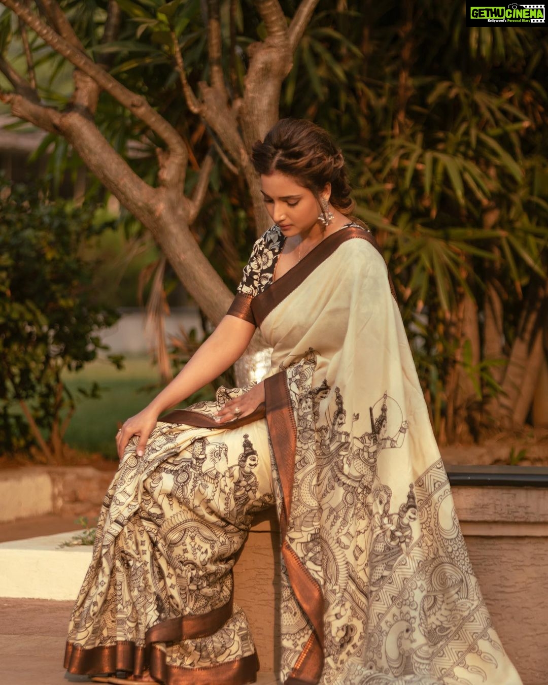 Rupali Bhosale Instagram - Let the beauty of what you love be what you do. ~ Rumi ~ Clicked by @ashayrtulalwar Makeup by @mhatresameer60 Hair & video by @ruksar__99 Assistant @raju_chiluka31 Saree by @tantuparv . . . . . . . #GoldenHour #Collaboration #RupaliXTantuparv #SareeLove #LifeIsBeautiful #Saree #Traditional #GratitudeAttitude #TeamWork #MondayVibes #PhotoShoot #InstaPic #FeelLife #Fashion #Ootd to #OotdFashion #RupaliBhosle #RockingRupali #RupaliWinningHearts #KeepLoving #AaiKutheKayKarte #Sanjana 🧿
