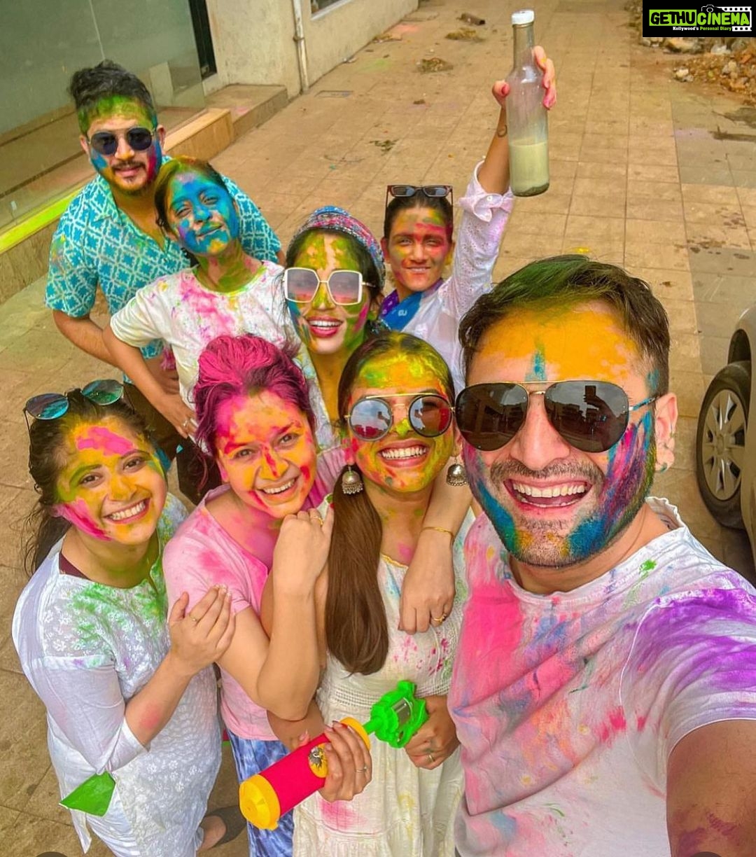 Rupali Bhosale Instagram - Check out the colourful pictures of some of our favourite Marathi celebs who ushered in Holi festivities . . . . #rupalibhosle #RishiSaxena #ShivThakre #mitalimayekar #siddharthchandekar