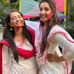 Rupali Bhosale Instagram - आई कुठे काय करते मालिकेतील कलाकारांनी लुटला धुळवडीचा आनंद... धुलिवंदनाच्या हार्दिक शुभेच्छा!! . . मराठी मनोरंजन क्षेत्रातील लेटेस्ट अपडेट साठी आत्ताच Follow करा 👉 @cineflix_marathi_official👈 Like, Comment and Share . . . #manuduuduzala #hruta #shalvakinjawadekar #sweekar#zeemarathiofficial#tejashripradhan #tejaswinipandit #hrutadurgule #veenajagtap #ishakeskar #priyabapat #poojasawant #shivanirangole #shivanisurve #hardeekjoshi #akshayanaik #akshayadeodhar #mandarjadhav #gautamideshpande #mrunmayeedeshpande #girijaprabhu #marathicouple #marathiactress