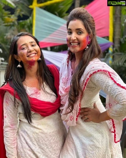 Rupali Bhosale Instagram - आई कुठे काय करते मालिकेतील कलाकारांनी लुटला धुळवडीचा आनंद... धुलिवंदनाच्या हार्दिक शुभेच्छा!! . . मराठी मनोरंजन क्षेत्रातील लेटेस्ट अपडेट साठी आत्ताच Follow करा 👉 @cineflix_marathi_official👈 Like, Comment and Share . . . #manuduuduzala #hruta #shalvakinjawadekar #sweekar#zeemarathiofficial#tejashripradhan #tejaswinipandit #hrutadurgule #veenajagtap #ishakeskar #priyabapat #poojasawant #shivanirangole #shivanisurve #hardeekjoshi #akshayanaik #akshayadeodhar #mandarjadhav #gautamideshpande #mrunmayeedeshpande #girijaprabhu #marathicouple #marathiactress