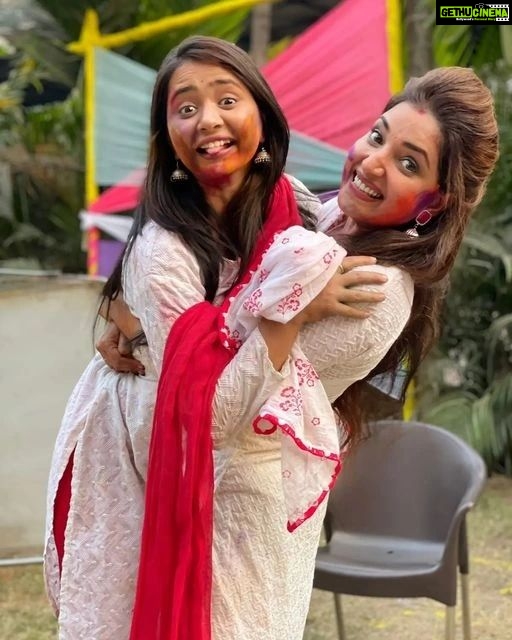 Rupali Bhosale Instagram - आई कुठे काय करते मालिकेतील कलाकारांनी लुटला धुळवडीचा आनंद... धुलिवंदनाच्या हार्दिक शुभेच्छा!! . . मराठी मनोरंजन क्षेत्रातील लेटेस्ट अपडेट साठी आत्ताच Follow करा 👉 @cineflix_marathi_official👈 Like, Comment and Share . . . #manuduuduzala #hruta #shalvakinjawadekar #sweekar#zeemarathiofficial#tejashripradhan #tejaswinipandit #hrutadurgule #veenajagtap #ishakeskar #priyabapat #poojasawant #shivanirangole #shivanisurve #hardeekjoshi #akshayanaik #akshayadeodhar #mandarjadhav #gautamideshpande #mrunmayeedeshpande #girijaprabhu #marathicouple #marathiactress