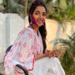 Rupali Bhosale Instagram - रंग प्रेमाचा, रंग स्नेहाचा, रंग नात्यांचा, रंग बंधाचा, रंग हर्षाचा, रंग उल्हासाचा, रंग नव्या उत्सवाचा साजरा करू होळी संगे… रंग नाविन्याचा, रंग चैतन्याचा,रंग यशाचा, रंग समृद्धीचा होळीच्या रंगात रंगून जावो तुमचे जीवन आनंदून वसंताच्या आगमनासाठी वृक्ष नटले आहेत जुनी पाने गळून नवी पालवी मिरवीत आहेत रंग-बेरंगी रंगाची उधळण करीत आहेत जुने नको ते होळीत टाकून तुम्ही ही, रंगा-रंगार - रंगुन जा रंगपंचमीच्या हार्दिक शुभेच्छा! . . . . . #FestiveVibes #HappyHoli #AnirudhaSanjana #FeelLife #LifeIsBeautiful #Colorful #GratitudeAttitude #TuesdayVibes #RupaliBhosle #MilindGawali #RockingRupali #RupaliWinningHearts #KeepLoving #AaiKutheKayKarte 🧿