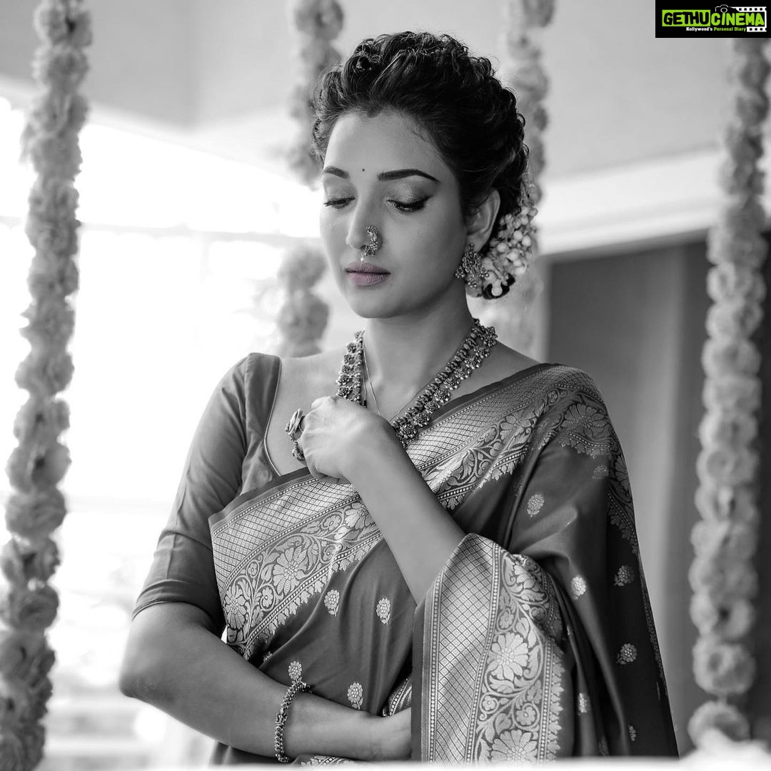 Rupali Bhosale Instagram - I said: what about my eyes? He said: Keep them on the road. I said: What about my passion? He said: Keep it burning. I said: What about my heart? He said: Tell me what you hold inside it? I said: Pain and sorrow. He said: Stay with it. The wound is the place where the Light enters you. ~ RuMi ~ Hair by @ruksar__99 Clicked by @miss_canon_21 Makeup šš»āāļø . . . . . . . #LifeIsBeautiful #Rumi #FeelLife #PositiveVibes #InstaPic #PhotoShoot #BlackAndWhite #Monday and #MondayVibes #SareeLover #RupaliBhosle #RockingRupali #RupaliWinningHearts #KeepLoving #Sanjana #StarPravah #AaiKutheKayKarte š§æ