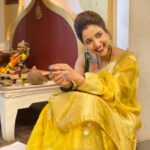 Rupali Bhosale Instagram - Aai Kuthe Kay Karte chya Set Varchi Mazi Favourite Jaga. Me khoop da ithe basate mag te agadi reading karat aslo tari. Jasa me last hya corner babtit mhantal tch parat repost kartey.. We all have a comfort corner… that comfort corner can be your house or even your work place where we want to spend some time when we feel heavy, lost or alone.. this is one of my fav and comfy corner here I sit many a times. Whenever chaos kidnapped me I just sit here this is our AKKK set ka mandir corner I just loovveee sitting here. This corner has an emotional connection. only my God my Shri comes to know what I am feeling or going thru whenever i sit here Hair by @ruksar__99 Clicked by @abhisheksdeshmukh . . . . . #LifeIsBeautiful #PositiveQuote #Comfy #ComfyCorner #InstaPic #SundayVibes #SundayMood #Rumi #Rupalibhosle #RockingRupali #RupaliWinningHearts #KeepLoving #StarPravah #AaiKutheKayKarte #Sanjana 🧿