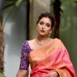 Rupali Bhosale Instagram - क्यू सुने किस्से मोहब्बत के फिर... जब हर कहानी में आशिक ही मरते है.. ❤️ @rupalibhosle ❤️ @abolithattemuaofficial @gauri.ethnic @its_ashwini_shendge @aartibhope_mua_ @bhataktaa.kalakaar PUNE पुणे MH 12