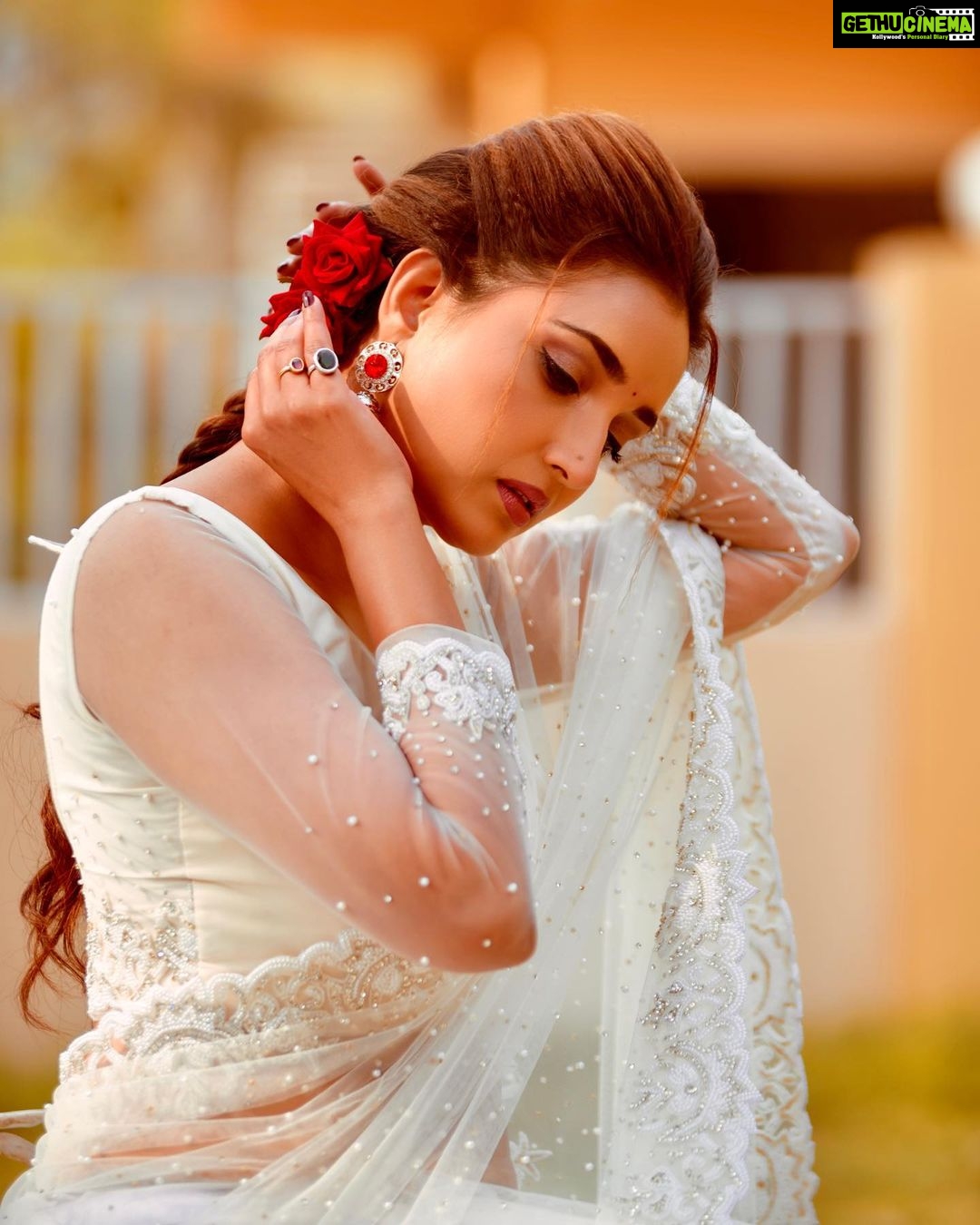 Rupali Bhosale Instagram - I would rather wear honest tears than the most beautiful and elaborately faked smile ~ RuMi ~ Hair by @ruksar__99 Saree by my beautiful friend @heenasayyed._ Clicked by @ashayrtulalwar . . . . . . . #GoldenHour #PhotoOfTheDay #SareeLove #LifeIsBeautiful #Saree #Traditional #GratitudeAttitude #TeamWork #SaturdayVibes #Rumi #PhotoShoot #Fashion #Ootd #OotdFashion #RupaliBhosle #RockingRupali #RupaliWinningHearts #KeepLoving #AaiKutheKayKarte #Sanjana 🧿