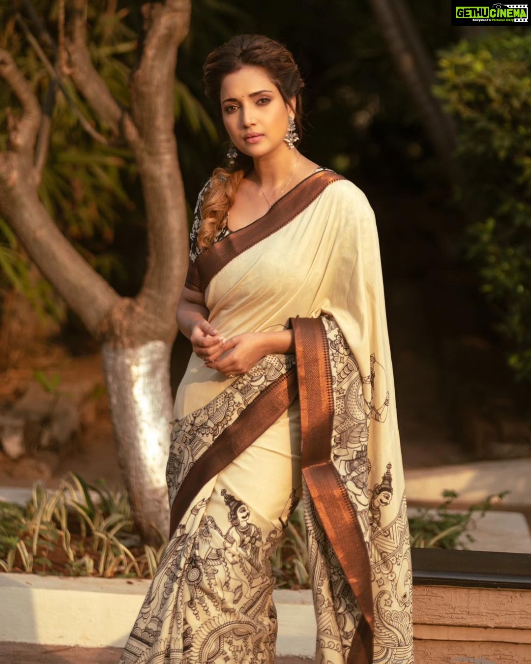 Rupali Bhosale Instagram - Listen to silence. It has so much to say ~ RuMi ~ Clicked by @ashayrtulalwar Makeup by @mhatresameer60 Hair & video by @ruksar__99 Assistant @raju_chiluka31 Saree by @tantuparv . . . . . . . #GoldenHour #Collaboration #RupaliXTantuparv #SareeLove #LifeIsBeautiful #Saree #Traditional #GratitudeAttitude #TeamWork #MondayVibes #PhotoShoot #InstaPic #FeelLife #Fashion #Ootd to #OotdFashion #RupaliBhosle #RockingRupali #RupaliWinningHearts #KeepLoving #AaiKutheKayKarte #Sanjana 🧿