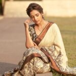 Rupali Bhosale Instagram – Listen to silence. It has so much to say

~ RuMi ~

Clicked by @ashayrtulalwar 
Makeup by @mhatresameer60 
Hair & video by @ruksar__99
Assistant @raju_chiluka31
Saree by @tantuparv 
.
.
.
.
.
.
.
#GoldenHour #Collaboration #RupaliXTantuparv #SareeLove #LifeIsBeautiful #Saree #Traditional #GratitudeAttitude #TeamWork #SaturdayVibes #PhotoShoot #InstaPic #FeelLife #Fashion #Ootd to #OotdFashion #RupaliBhosle #RockingRupali #RupaliWinningHearts #KeepLoving #AaiKutheKayKarte #Sanjana 🧿