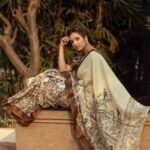 Rupali Bhosale Instagram - Listen to silence. It has so much to say ~ RuMi ~ Kalam Ki Kalakari - A collection of Pen Kalamkari sarees in hues of off white & black colour. The Srikalahasti style of Kalamkari, where the “kalam” or pen is used for freehand drawing of the subject and filling in the colors, is entirely hand worked. Chenoori Silk saree is accentuated with Kalamkari hand Painted, peacocks, paisley-floral, and pallu is enhanced with peacocks.  100% handmade with love in Indian villages. Clicked by @ashayrtulalwar Makeup by @mhatresameer60 Hair & video by @ruksar__99 Assistant @raju_chiluka31 Saree by @tantuparv . . . . . . . #GoldenHour #Collaboration #RupaliXTantuparv #SareeLove #LifeIsBeautiful #Saree #Traditional #GratitudeAttitude #TeamWork #SaturdayVibes #PhotoShoot #InstaPic #FeelLife #Fashion #Ootd to #OotdFashion #RupaliBhosle #RockingRupali #RupaliWinningHearts #KeepLoving #AaiKutheKayKarte #Sanjana 🧿