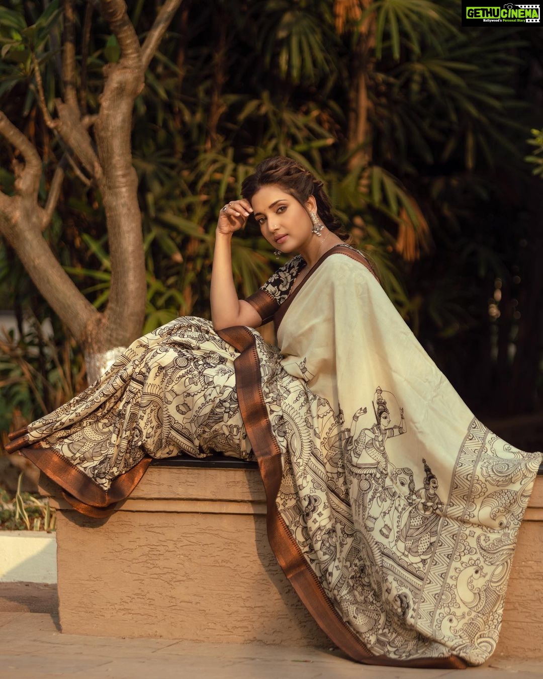 Rupali Bhosale Instagram - Listen to silence. It has so much to say ~ RuMi ~ Kalam Ki Kalakari - A collection of Pen Kalamkari sarees in hues of off white & black colour. The Srikalahasti style of Kalamkari, where the “kalam” or pen is used for freehand drawing of the subject and filling in the colors, is entirely hand worked. Chenoori Silk saree is accentuated with Kalamkari hand Painted, peacocks, paisley-floral, and pallu is enhanced with peacocks. 100% handmade with love in Indian villages. Clicked by @ashayrtulalwar Makeup by @mhatresameer60 Hair & video by @ruksar__99 Assistant @raju_chiluka31 Saree by @tantuparv . . . . . . . #GoldenHour #Collaboration #RupaliXTantuparv #SareeLove #LifeIsBeautiful #Saree #Traditional #GratitudeAttitude #TeamWork #SaturdayVibes #PhotoShoot #InstaPic #FeelLife #Fashion #Ootd to #OotdFashion #RupaliBhosle #RockingRupali #RupaliWinningHearts #KeepLoving #AaiKutheKayKarte #Sanjana 🧿