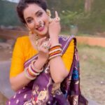 Rupali Bhosale Instagram - HYA LOOK CHI EK CHOTUSHI STORY ❤️ Ekhda look design karayla khoop lokanchi mehnat aste Saadi pasun daginyan paryant sagala sagala khoop mehenatine ani manapasun kelela asta mag tyat makeup ani hair team sudha titakich involved aste. ITS A TEAM WORK ani kharach ahe. Star chya event sathi ha look decide kela tevha @aaishvy_designs ne saree design keli @nathicha__nakhara ne Earcuffs, Finger Rings ani nath design keli @samarth_creation_2022 ne Moti Chokar design kela @jizajewellerystudio ne long necklace design kela mag @mhatresameer60 hyani tyala sajesa asa makeup kela ani @ruksar__99 ne hairstyle ani @ashayrtulalwar ne sunder photos kadhale je lavkarach post karen Pan he sagala sangnya maagch karan asa ki star cha event gudi padvyachya divashi hota Girgaon la ani amhala 7:30am la tithe pohchaych hota. Ani tyat yevdha tayaar houn photos ani vdos kadhun jana kharach shakya hoeil ka asa prashna mala padhala pan thanks to my wonderful team Sakali 5am la sagale hajar hote khoop kautuk tar vatalach pan abhimaan Sudha vatala.. mhanun ch jevha jevha mala Award milto me mazya team ch kautuk karte karan tyanchi hi titakich mehnat aste ani tyancha hi tya Award var tevdhach hakka asto, ahe ani rahil.. . . . . . . . #FestiveVibes #GudiPadwa2023 #LifeIsBeautiful #Saree #Traditional #GratitudeAttitude #TeamWork #ThursdayVibes #RupaliBhosle #RockingRupali #RupaliWinningHearts #KeepLoving #AaiKutheKayKarte #Sanjana 🧿