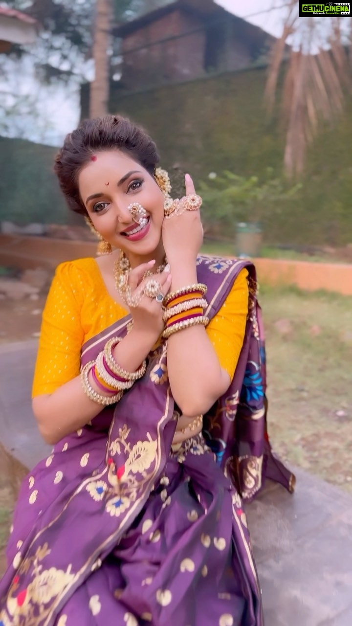 Rupali Bhosale Instagram - HYA LOOK CHI EK CHOTUSHI STORY ❤️ Ekhda look design karayla khoop lokanchi mehnat aste Saadi pasun daginyan paryant sagala sagala khoop mehenatine ani manapasun kelela asta mag tyat makeup ani hair team sudha titakich involved aste. ITS A TEAM WORK ani kharach ahe. Star chya event sathi ha look decide kela tevha @aaishvy_designs ne saree design keli @nathicha__nakhara ne Earcuffs, Finger Rings ani nath design keli @samarth_creation_2022 ne Moti Chokar design kela @jizajewellerystudio ne long necklace design kela mag @mhatresameer60 hyani tyala sajesa asa makeup kela ani @ruksar__99 ne hairstyle ani @ashayrtulalwar ne sunder photos kadhale je lavkarach post karen Pan he sagala sangnya maagch karan asa ki star cha event gudi padvyachya divashi hota Girgaon la ani amhala 7:30am la tithe pohchaych hota. Ani tyat yevdha tayaar houn photos ani vdos kadhun jana kharach shakya hoeil ka asa prashna mala padhala pan thanks to my wonderful team Sakali 5am la sagale hajar hote khoop kautuk tar vatalach pan abhimaan Sudha vatala.. mhanun ch jevha jevha mala Award milto me mazya team ch kautuk karte karan tyanchi hi titakich mehnat aste ani tyancha hi tya Award var tevdhach hakka asto, ahe ani rahil.. . . . . . . . #FestiveVibes #GudiPadwa2023 #LifeIsBeautiful #Saree #Traditional #GratitudeAttitude #TeamWork #ThursdayVibes #RupaliBhosle #RockingRupali #RupaliWinningHearts #KeepLoving #AaiKutheKayKarte #Sanjana 🧿