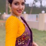 Rupali Bhosale Instagram - हिंदू नववर्षाचा पहिला दिवस म्हणजेच गुढीपाडवा.. ह्या दिवशी चैतन्याची गुढी उभारून नववर्षाचं स्वागत केलं जातं. गुढी पाडव्यानिमित्त मुंबईत गिरगावमध्ये मोठी शोभा यात्रा निघते. या शोभा यात्रेत दरवर्षी अनेक कलाकार सहभागी होत असतात. यंदा मी देखील मोठ्या उत्साहात या शोभा यात्रेचा भाग झाले होते. यावेळी रांगोळ्या, पारंपरिक ढोलवादन, लोककला प्रकार, मराठी संस्कृती दर्शक रथ आणि मराठमोळ्या साजात रंगलेले हजारो तरुण या शोभा यात्रेत होते. Saree & Blouse by @aaishvy_designs Nath, Earcuffs, Finger Rings by @nathicha__nakhara Moti Chokar by @samarth_creation_2022 Long Necklace & Waist Chain by @jizajewellerystudio Makeup by @mhatresameer60 Hair by @ruksar__99 . . . . . . #FestiveVibes #GudiPadwa2023 #LifeIsBeautiful #Saree #Traditional #GratitudeAttitude #WednesdayVibes #RupaliBhosle #RockingRupali #RupaliWinningHearts #KeepLoving #AaiKutheKayKarte #Sanjana 🧿