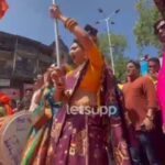 Rupali Bhosale Instagram - स्टार प्रवाह वाहिनीवरील कलाकारांची गिरगाव शोभायात्रेत हजेरी . #starpravah #gudhipadwa #letsupp