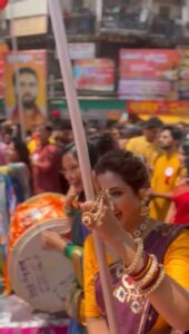 Rupali Bhosale Instagram - गिरगाव शोभायात्रेत सामील झाले स्टार प्रवाहचे कलाकार ढोल-ताश्यांच्या गजरात पार पडला स्टार प्रवाहच्या मराठी दिनदर्शिकेचा लोकार्पण सोहळा.. . . #StarPravah #GirgaonShobhayatra #RupaliBhosle