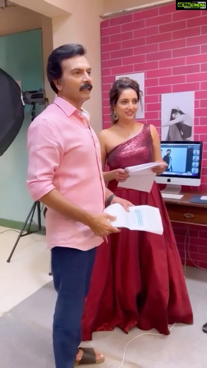 Rupali Bhosale Instagram - संजनाच्या काम करण्यावरून अनिरुद्धची होतेय चिडचिड... ‘आई कुठे काय करते !’ महाएपिसोड रविवार ३० एप्रिल दु. १:०० आणि रा. ८:०० वा. Star प्रवाहवर. BEHIND THE SCENES Asa zala sanjana cha photoshoot shoot. Art Department Setting Department ch kharach khoop kautuk Shri, Nivruti, Mayur 👏🏻👏🏻👏🏻 Direction Department @subodhbare @tusharvichare Hardik, Puja, DOP @mohitjadhavv Costume @mangesh_adhikari9 Hair department @ruksar__99 Suman Makeup Department @jayesh_makeup_artist.03 Deepak, @prakash_makeup_artist Hya saglyanche sudha khoop kautuk 👏🏻👏🏻👏🏻 TEAM WORK 👏🏻👏🏻👏🏻 Creative head @vartak.namita ❤️❤️ Dialogue Writer @mugdhagodbole.ranade ❤️❤️ hya jitka jeev otun lihitat titakach jeev otun amhi kalakar kaam karto. @milindgawali @star_pravah @directorskutproduction . . . . . . #AaiKutheKayKarte #StarPravah #LifeIsBeautiful #FeelLife #InstaVideo #InstaReels #SundayVibes #SundayMood #MilindGawali #Rupalibhosle #AnirudhSanjana #SanjAni