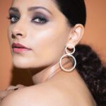 Saiyami Kher Instagram – 🖤

Outfit @ankitabajajlabel
Earrings @hcraftjewellery
Styling @shreejarajgopal
Assisted by @poojagulabani
Hair @divya.naik25 
Photos @rishabhkphotography