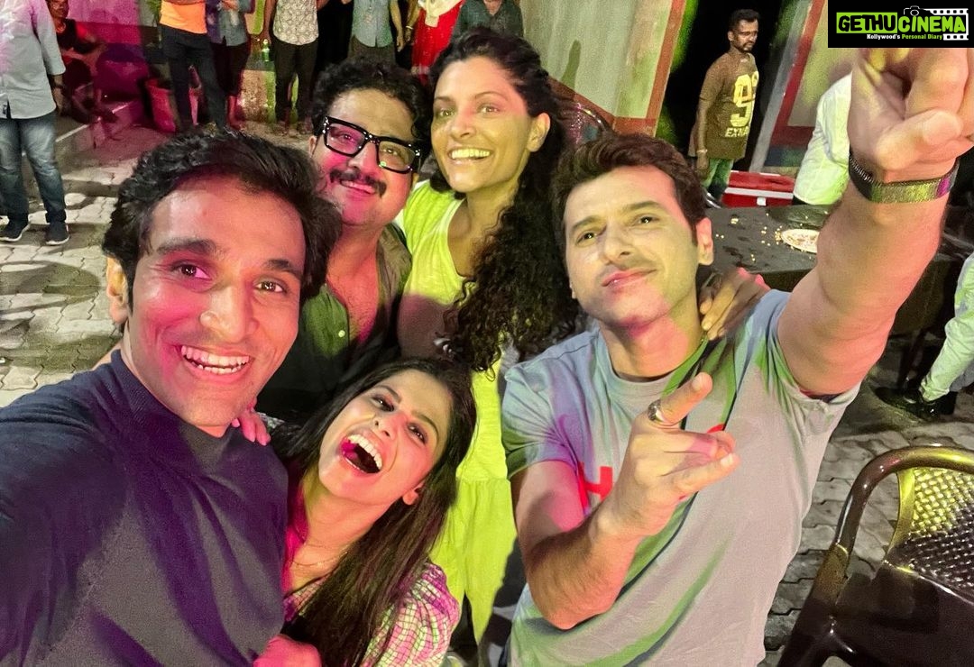 Saiyami Kher Instagram - It’s a wrap on AGNI! I never like the feeling of wrapping up a film. Especially when you work with a bunch of like minded people, who got on like a house on 🔥 @excelmovies @rahulpdholakia @pratikgandhiofficial @divyenndu @jitendrajoshi27 @saietamhankar @justudit @faroutakhtar @ritesh_sid