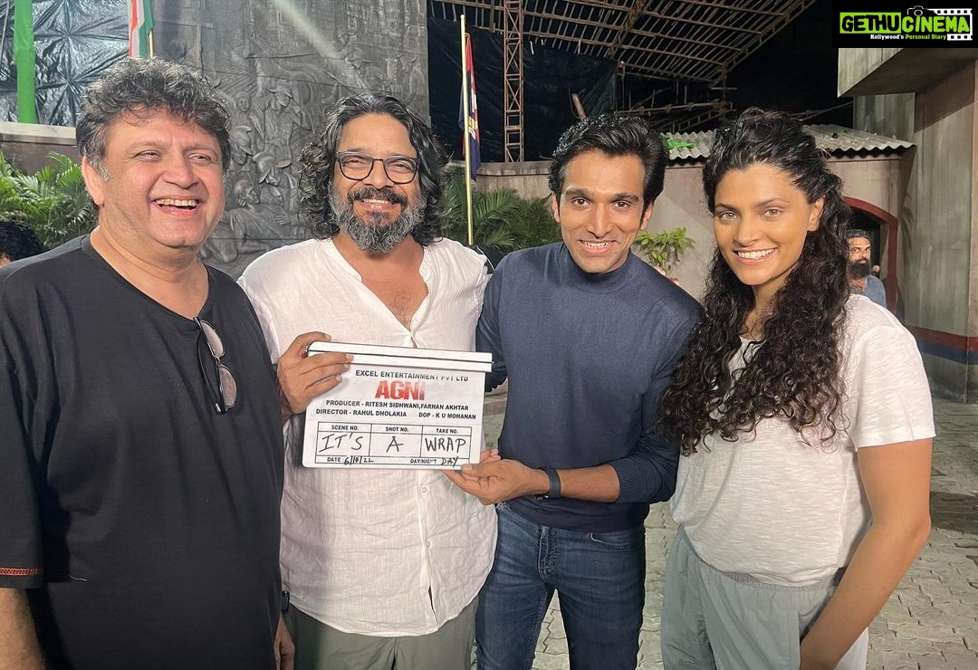 Saiyami Kher Instagram - It’s a wrap on AGNI! I never like the feeling of wrapping up a film. Especially when you work with a bunch of like minded people, who got on like a house on 🔥 @excelmovies @rahulpdholakia @pratikgandhiofficial @divyenndu @jitendrajoshi27 @saietamhankar @justudit @faroutakhtar @ritesh_sid