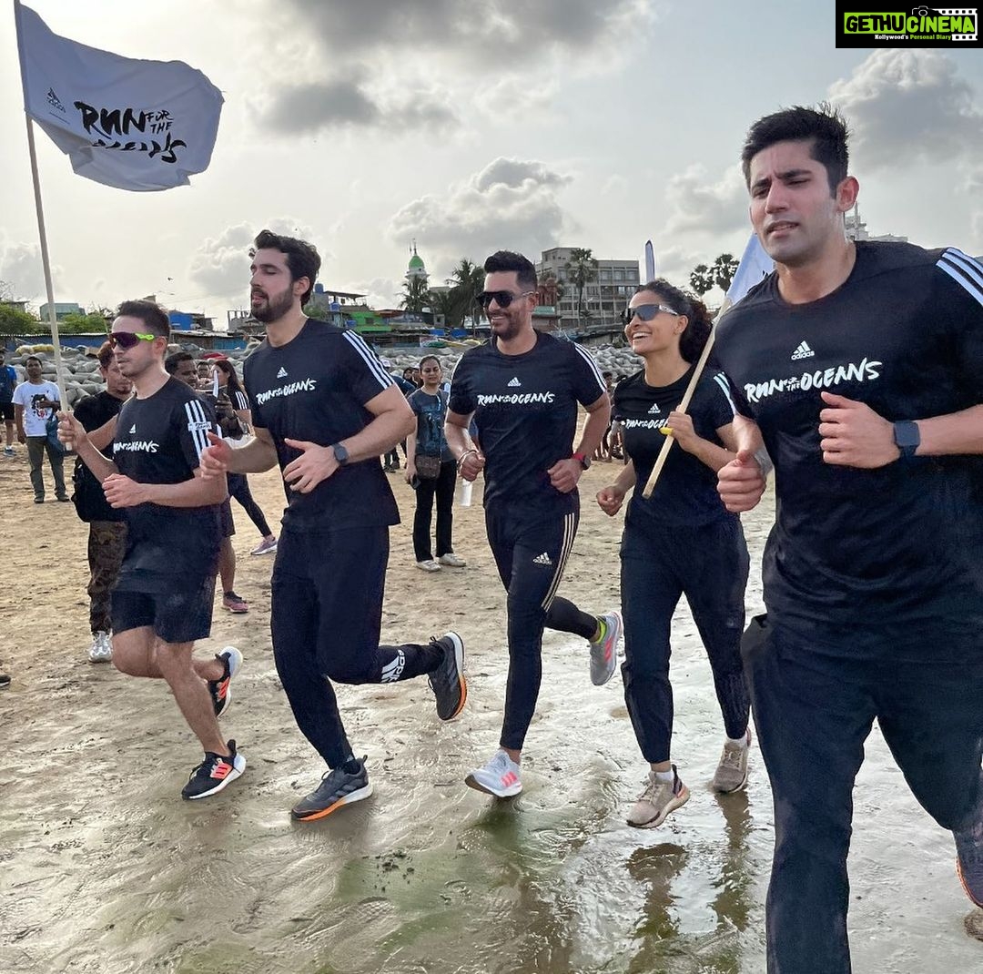 Saiyami Kher Instagram - My 4th year with @adidasindia and the forever inspiring @afrozshah_ for Run for the oceans! There is a marked difference because we have started cleaning much deeper inside. Still just the tip of the iceberg but always nice to notice results. Let’s be aware of the harm we are causing our planet, and try and change it. We found lots of plastic milk bags and chips and pan masala packets. Let’s be aware that when we cut milk bags from the corners and that reaches our ocean, the sand gets deposited in these bags and the skin down. Let’s try and reduce our plastic usage because as Afroz said this morning we need the oceans and the oceans need us. Let’s do our bit 🙏🏽 Thankyou to the whole team of @adidasindia @adidas @parley.tv for supporting this cause so religiously. @sunil3stripes @ssaltnpepperr and team well done. @arjunsaraswat you were missed! #runfortheoceans #adidas #parleyfortheoceans