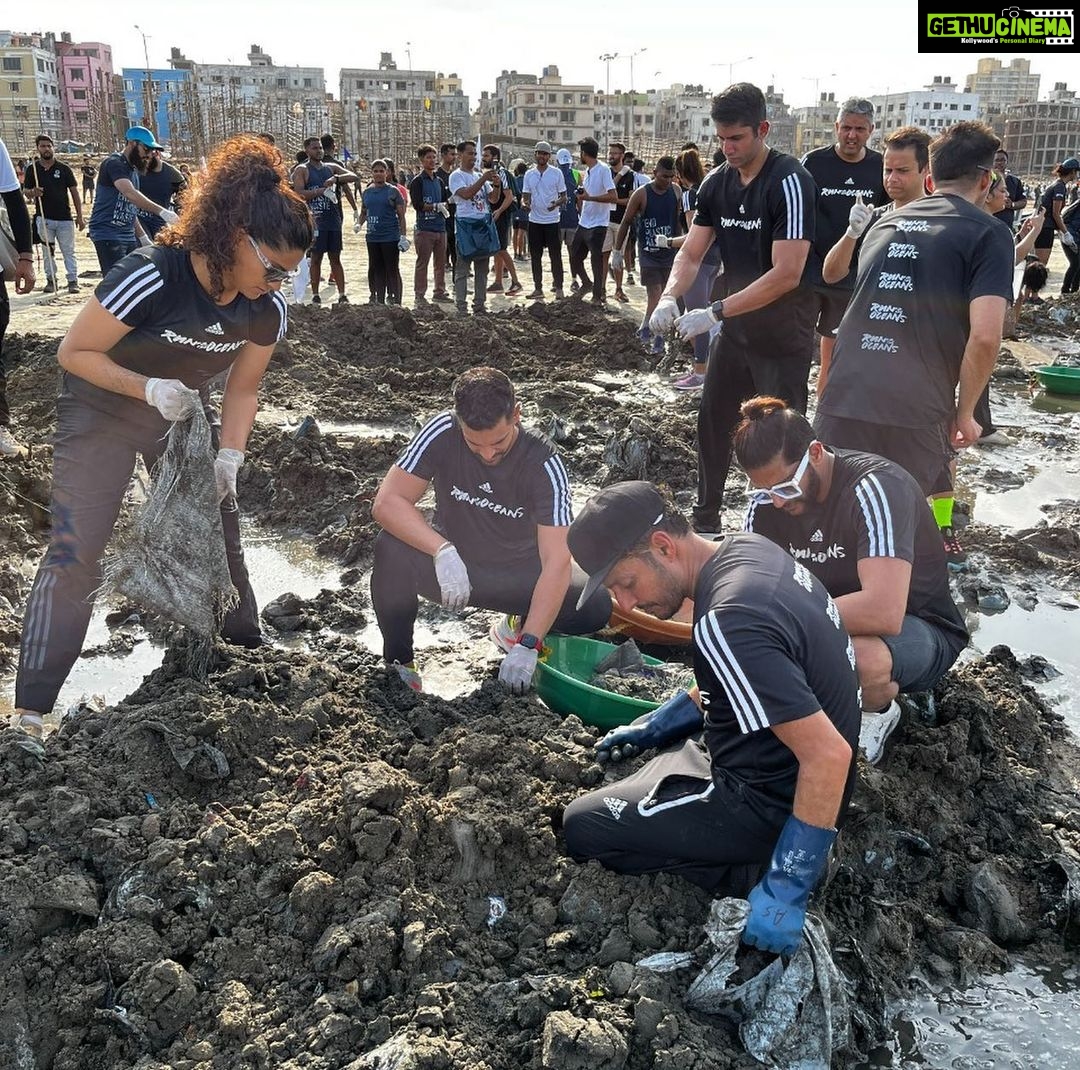 Saiyami Kher Instagram - My 4th year with @adidasindia and the forever inspiring @afrozshah_ for Run for the oceans! There is a marked difference because we have started cleaning much deeper inside. Still just the tip of the iceberg but always nice to notice results. Let’s be aware of the harm we are causing our planet, and try and change it. We found lots of plastic milk bags and chips and pan masala packets. Let’s be aware that when we cut milk bags from the corners and that reaches our ocean, the sand gets deposited in these bags and the skin down. Let’s try and reduce our plastic usage because as Afroz said this morning we need the oceans and the oceans need us. Let’s do our bit 🙏🏽 Thankyou to the whole team of @adidasindia @adidas @parley.tv for supporting this cause so religiously. @sunil3stripes @ssaltnpepperr and team well done. @arjunsaraswat you were missed! #runfortheoceans #adidas #parleyfortheoceans